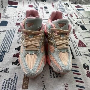 New Balance Low Top Light Blue And Pink